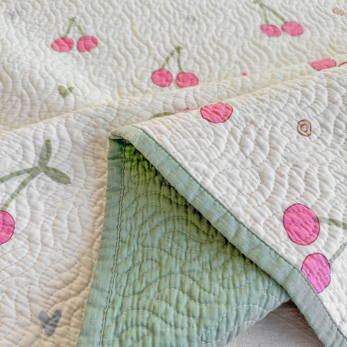 91家纺网 家纺一手货源 找家纺 宜梦家居【需要买家秀请联系老板】 2025新款双面纯棉夹层新疆棉花高温砂洗全棉床盖 美味樱桃