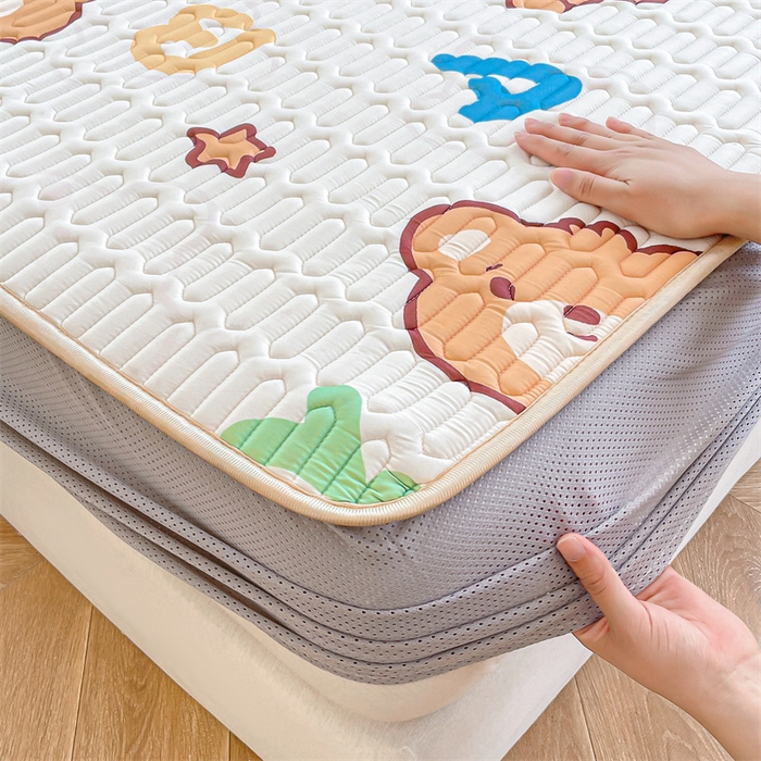 91家纺网 家纺一手货源 找家纺 布卢姆床垫 2025新款5mmA类乳胶凉席床笠套件夏被组合 字母小熊