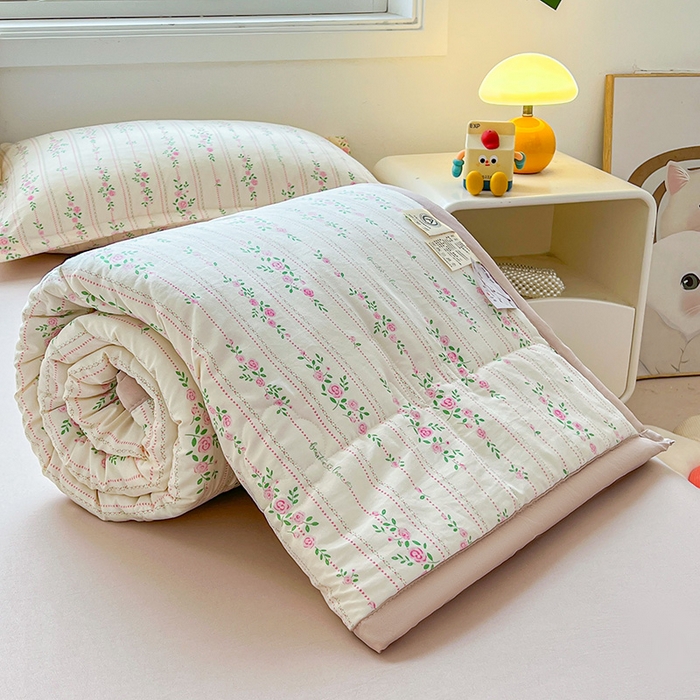 91家纺网 家纺一手货源 找家纺 西域种棉人·千百笠 2025新款A类新疆棉花夏凉被加宽包边水洗棉卡通印花吸湿透气棉花夏被空调被 凌香 紫藤花