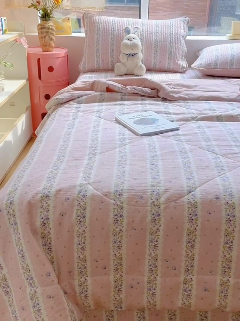 91家纺网 家纺一手货源 找家纺 老帅的工厂店 2025新款a类云感双层纱7a抗菌夏被床盖四件套 赫本