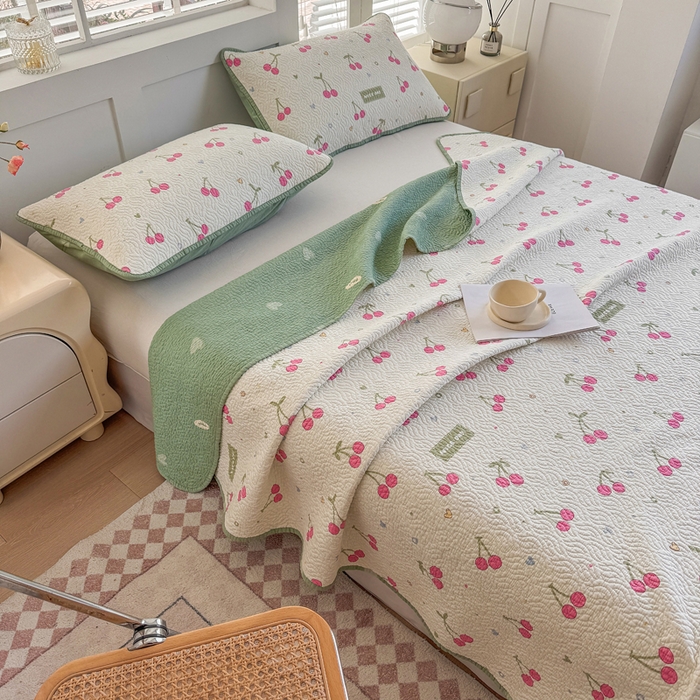 91家纺网 家纺一手货源 找家纺 宜梦家居【需要买家秀请联系老板】 2025新款双面纯棉夹层新疆棉花高温砂洗全棉床盖 美味樱桃