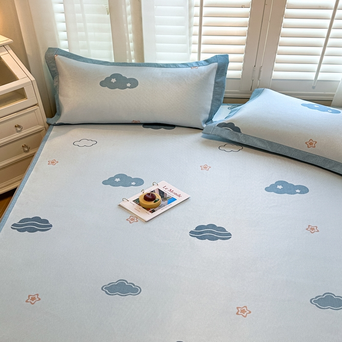 91家纺网 家纺一手货源 找家纺 花言狐语 2025新款真冰藤印花床笠款凉席 蓝天白云