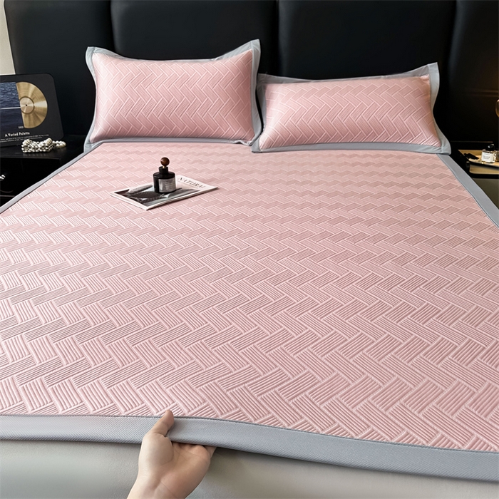 91家纺网 家纺一手货源 找家纺 雯豆家纺 2025夏季新款PE中分子凉感凉席三件套冰丝凉感席子纯色素色成人平铺绑带款 简尚-甜梦粉