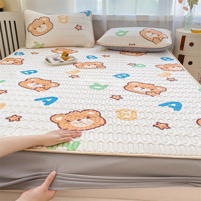 91家纺网 家纺一手货源 找家纺 布卢姆床垫 2025新款5mmA类乳胶凉席床笠套件夏被组合 字母小熊