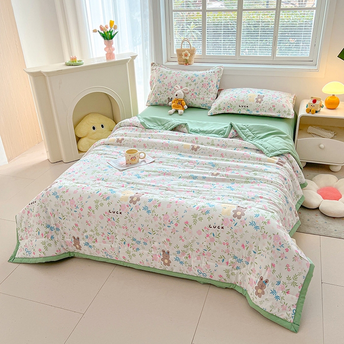 91家纺网 家纺一手货源 找家纺 西域种棉人·千百笠 2025新款A类新疆棉花夏凉被加宽包边水洗棉卡通印花吸湿透气棉花夏被空调被 凌香 躲猫猫