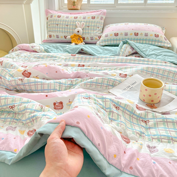 91家纺网 家纺一手货源 找家纺 西域种棉人·千百笠 2025新款A类新疆棉花夏凉被加宽包边水洗棉卡通印花吸湿透气棉花夏被空调被 凌香 生日派对