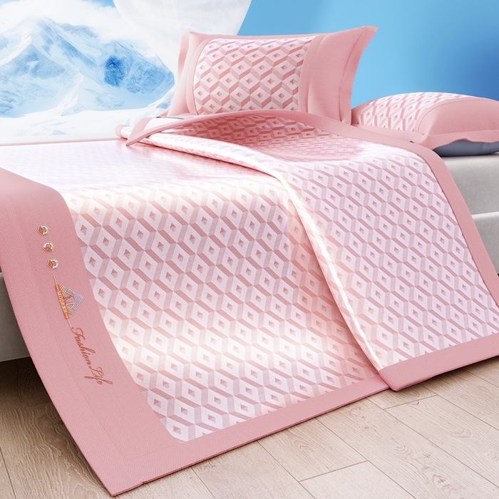 91家纺网 家纺一手货源 找家纺 鑫琪莱家纺 2025新款冰柔凉感丝凉席席子三件套 摩登立方-粉-床席款