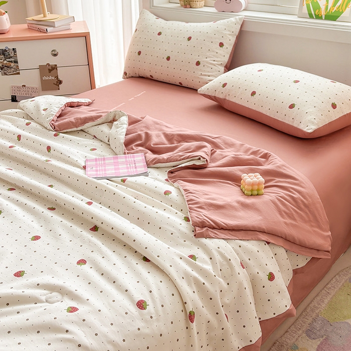 91家纺网 家纺一手货源 找家纺 金喜 2025新款小清新风格有氧针织双层纱大豆被夏被四件套 草莓物语