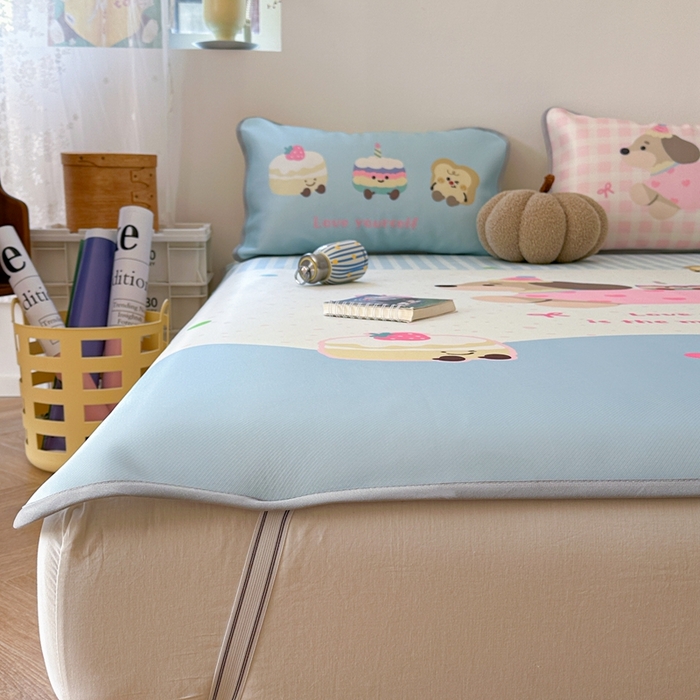 91家纺网 家纺一手货源 找家纺 美乐迪家纺 2025新款碳光凉感冰丝席 蛋糕腊肠狗