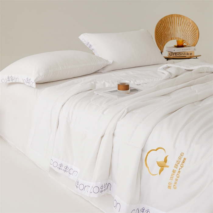 91家纺网 家纺一手货源 找家纺 西域种棉人·千百笠 2025新款A类100%新疆棉花夏凉被纯棉全棉填充毛巾绣绣花纯色双拼原棉空调被夏被 千寻瓷白