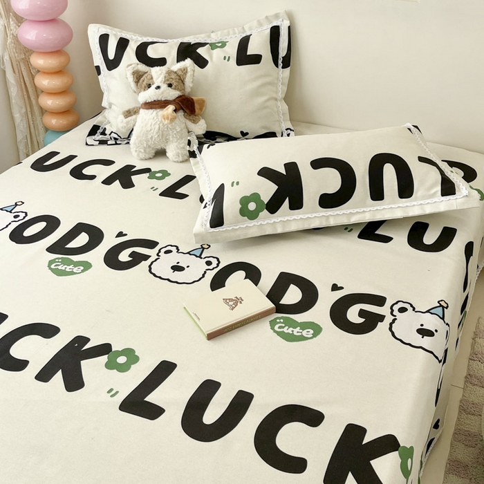 91家纺网 家纺一手货源 找家纺 新印象  2025新款花边老粗布床单款床笠款三件套字母熊