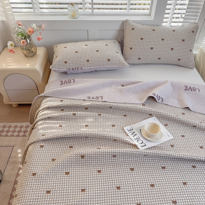 91家纺网 家纺一手货源 找家纺 宜梦家居【需要买家秀请联系老板】 2025新款双面纯棉夹层新疆棉花高温砂洗全棉床盖 呆萌熊咖