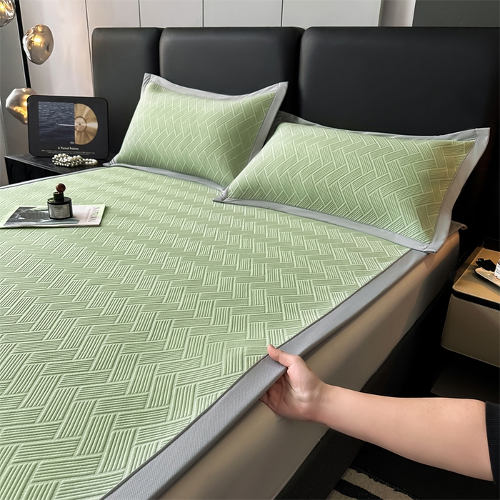 91家纺网 家纺一手货源 找家纺 雯豆家纺 2025夏季新款PE中分子凉感凉席三件套冰丝凉感席子纯色素色成人平铺绑带款 简尚-千草绿