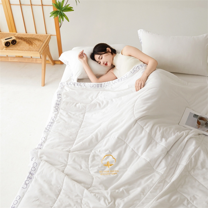 91家纺网 家纺一手货源 找家纺 西域种棉人·千百笠 2025新款A类100%新疆棉花夏凉被纯棉全棉填充毛巾绣绣花纯色双拼原棉空调被夏被 千寻瓷白