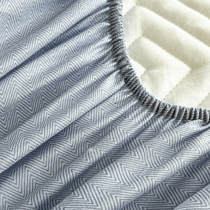 91家纺网 家纺一手货源 找家纺 卡伦家纺 2025新款水洗磨毛夹棉床笠系列 回形格-浅灰