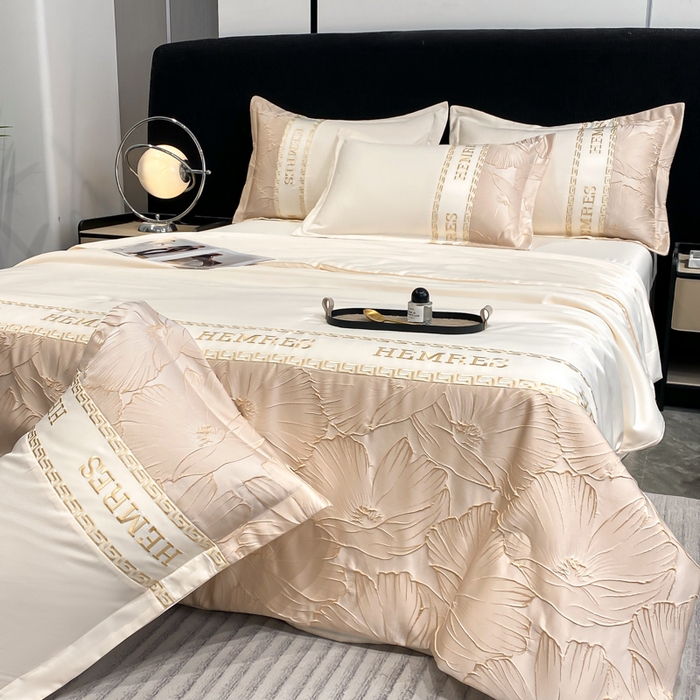 91家纺网 家纺一手货源 找家纺 子曰 2025新款金丝提花浮雕刺绣水洗真丝夏被四件套夏凉被空调被 花语-米白