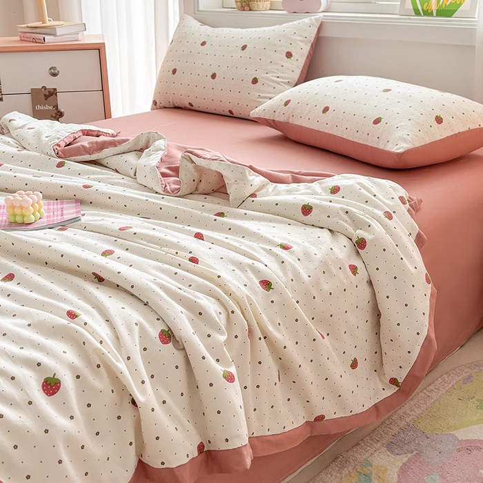 91家纺网 家纺一手货源 找家纺 金喜 2025新款小清新风格有氧针织双层纱大豆被夏被四件套 草莓物语