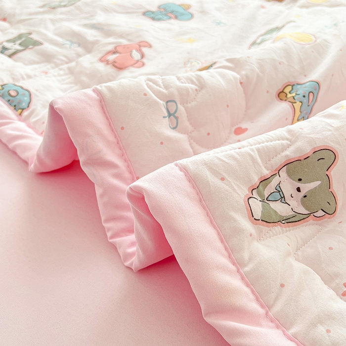 91家纺网 家纺一手货源 找家纺 西域种棉人·千百笠 2025新款A类新疆棉花夏凉被加宽包边水洗棉卡通印花吸湿透气棉花夏被空调被 凌香 淘气狗