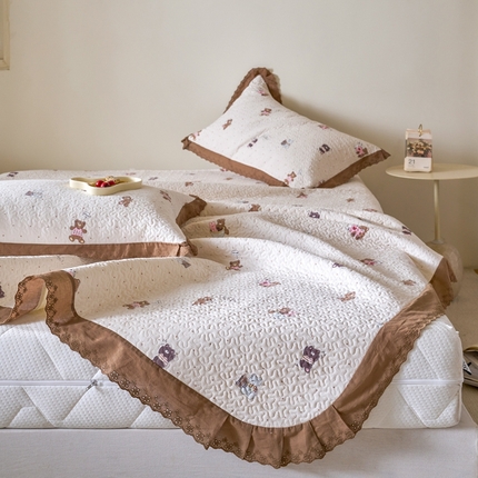 91家纺网 家纺一手货源 找家纺 漫仙阁家纺 2025新款热卖法式花边款加厚床盖床盖三件套 快乐 伙伴