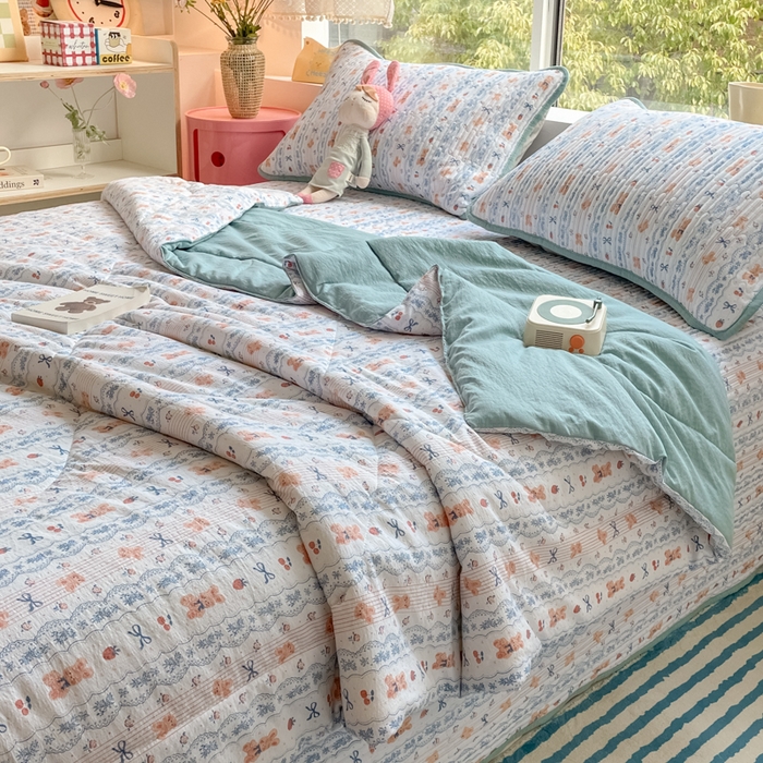 91家纺网 家纺一手货源 找家纺 老帅的工厂店 2025新款a类云感双层纱7a抗菌夏被床盖四件套 蝴蝶结熊