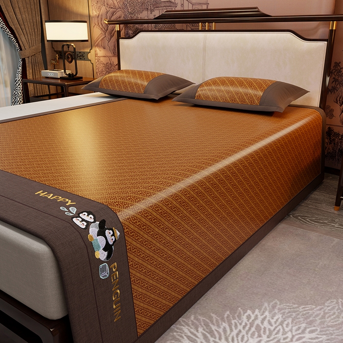 91家纺网 家纺一手货源 找家纺 绒艺席业 2025新款艾草藤席冰丝双面席席子凉席 游泳小企鹅-斜条纹