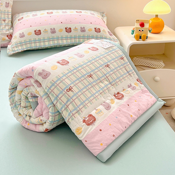 91家纺网 家纺一手货源 找家纺 西域种棉人·千百笠 2025新款A类新疆棉花夏凉被加宽包边水洗棉卡通印花吸湿透气棉花夏被空调被 凌香 生日派对