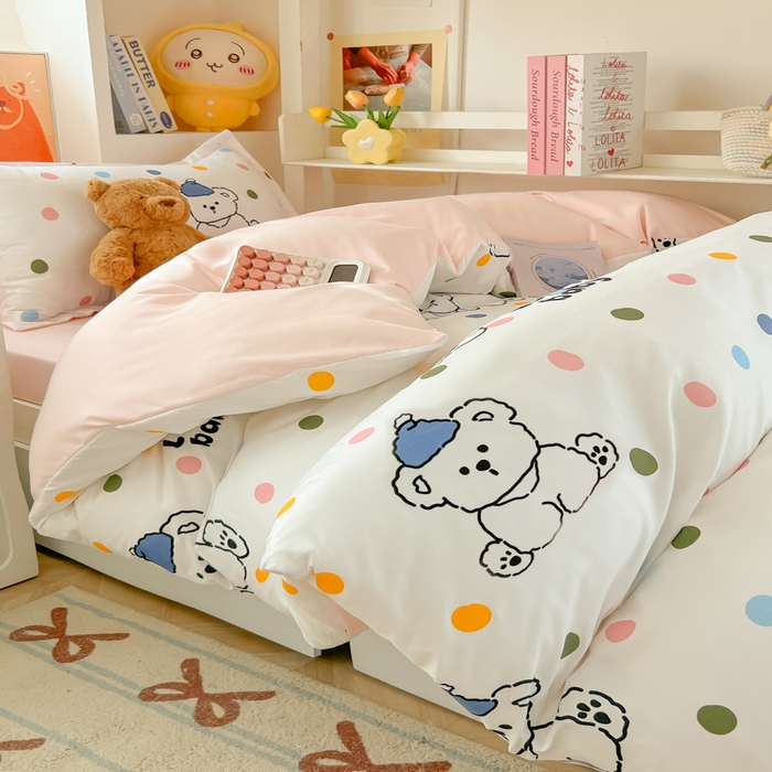 91家纺网 家纺一手货源 找家纺 悦织湾家纺 2025新款印花学生宿舍亲肤芦荟棉三件套单双人四件套轻奢印花磨毛床上用品 彩点小熊