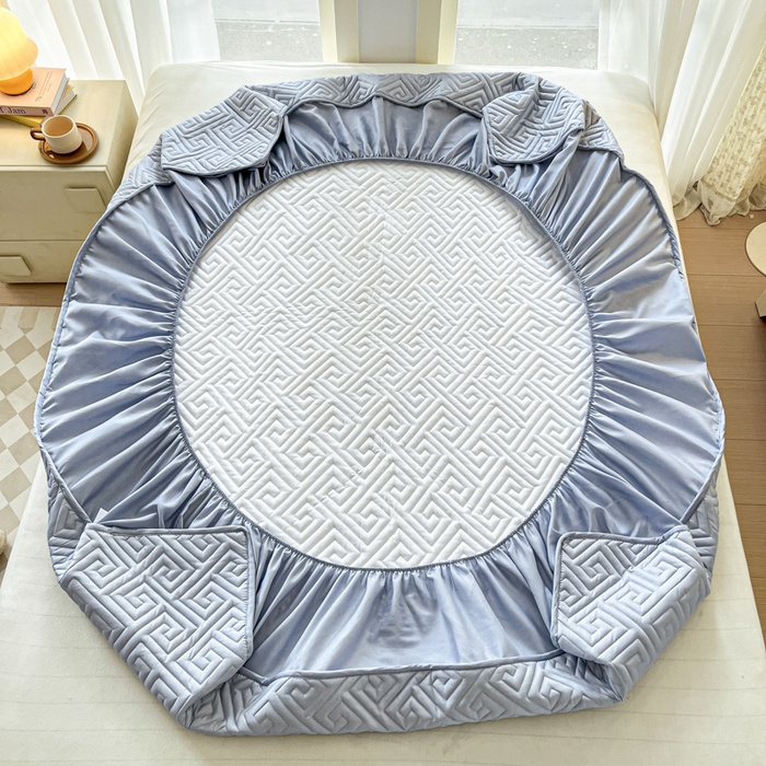 91家纺网 家纺一手货源 找家纺 卡伦家纺 2025新款水洗磨毛夹棉床笠系列 回形格-浅灰