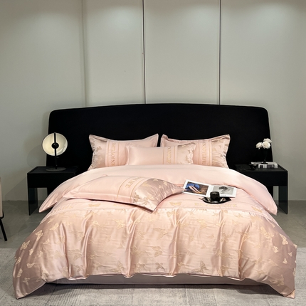 91家纺网 家纺一手货源 找家纺 米彩家纺 2025新款A类水洗真丝金丝浮雕提花绣花四件套 富蝶-粉玉