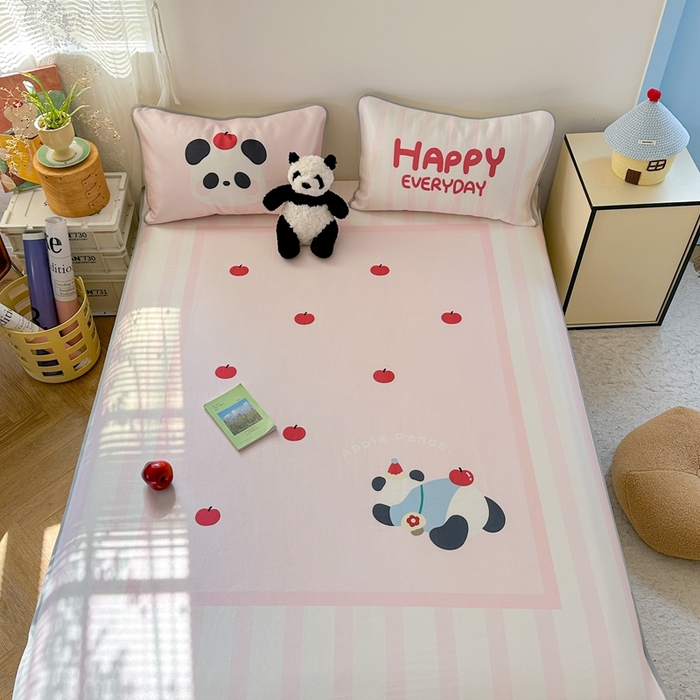 91家纺网 家纺一手货源 找家纺 美乐迪家纺 2025新款碳光凉感冰丝席 苹果熊猫