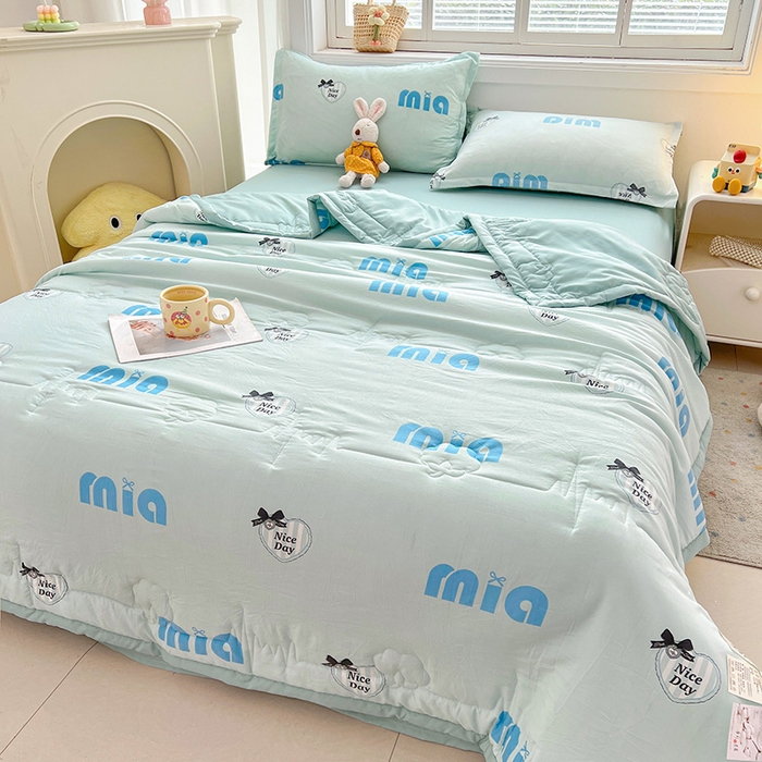 91家纺网 家纺一手货源 找家纺 西域种棉人·千百笠 2025新款A类新疆棉花夏凉被加宽包边水洗棉卡通印花吸湿透气棉花夏被空调被 凌香 字母