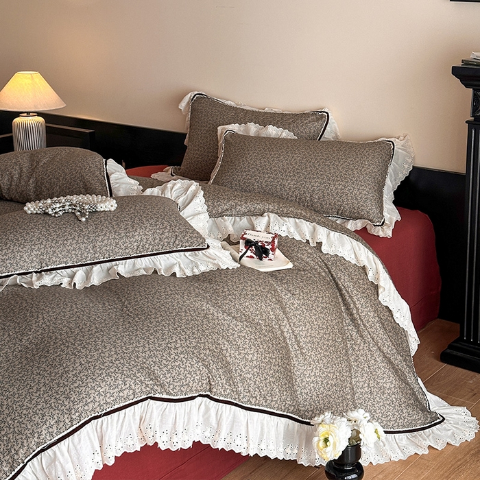 91家纺网 家纺一手货源 找家纺 蓝邻家纺 2025春夏新款全棉纯棉复古双层纱花边织带款四件套 春风细叶