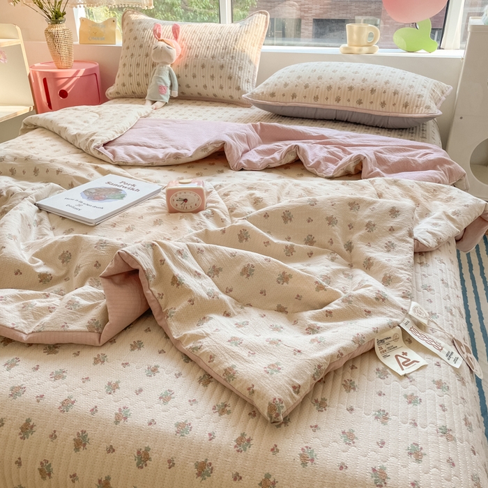 91家纺网 家纺一手货源 找家纺 老帅的工厂店 2025新款a类云感双层纱7a抗菌夏被床盖四件套 初暖