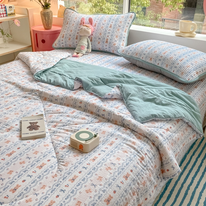 91家纺网 家纺一手货源 找家纺 老帅的工厂店 2025新款a类云感双层纱7a抗菌夏被床盖四件套 蝴蝶结熊