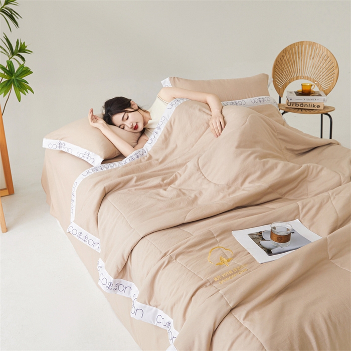 91家纺网 家纺一手货源 找家纺 西域种棉人·千百笠 2025新款A类100%新疆棉花夏凉被纯棉全棉填充毛巾绣绣花纯色双拼原棉空调被夏被 千寻卡其