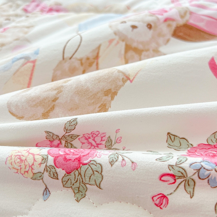 91家纺网 家纺一手货源 找家纺 西域种棉人·千百笠 2025新款A类新疆棉花夏凉被加宽包边水洗棉卡通印花吸湿透气棉花夏被空调被 凌香 泰迪熊