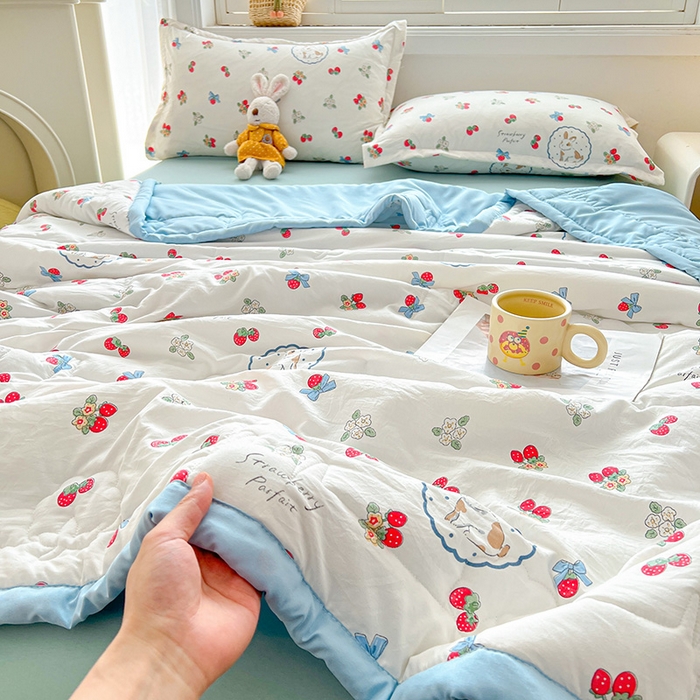 91家纺网 家纺一手货源 找家纺 西域种棉人·千百笠 2025新款A类新疆棉花夏凉被加宽包边水洗棉卡通印花吸湿透气棉花夏被空调被 凌香 草莓兔
