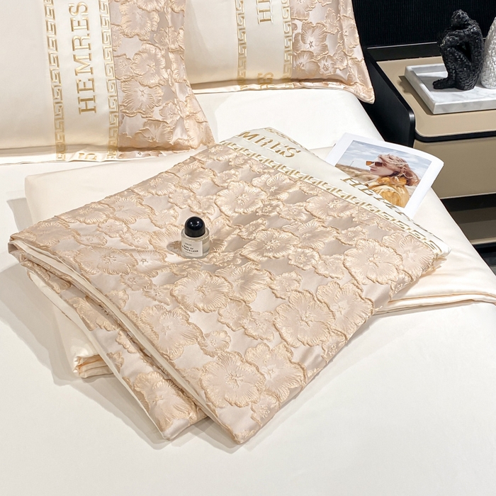 91家纺网 家纺一手货源 找家纺 子曰 2025新款金丝提花浮雕刺绣水洗真丝夏被四件套夏凉被空调被 花开朵朵-米白