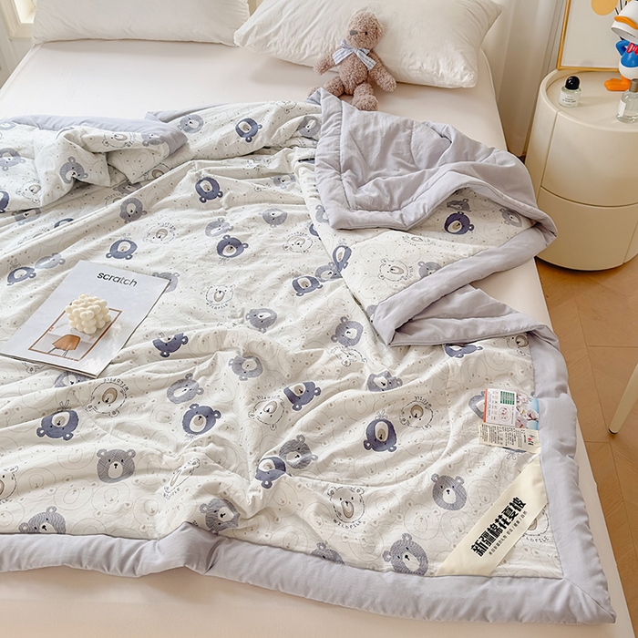 91家纺网 家纺一手货源 找家纺 西域种棉人·千百笠 2025新款A类新疆棉花夏凉被加宽包边水洗棉卡通印花吸湿透气棉花夏被空调被 凌香 小熊