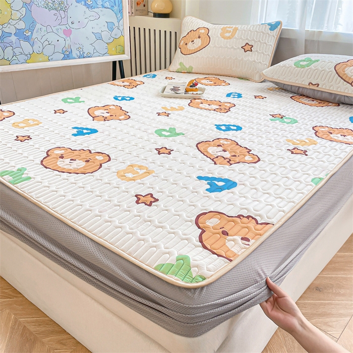 91家纺网 家纺一手货源 找家纺 布卢姆床垫 2025新款5mmA类乳胶凉席床笠套件夏被组合 字母小熊