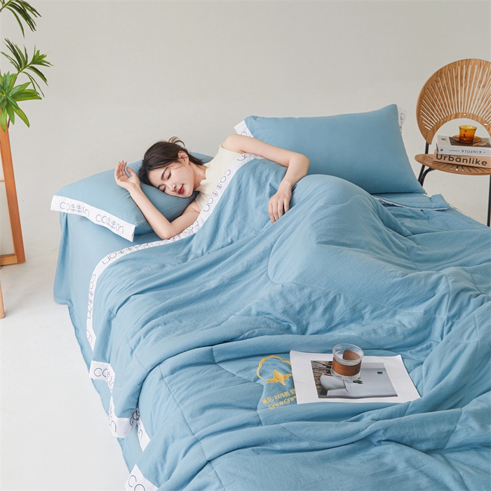 91家纺网 家纺一手货源 找家纺 西域种棉人·千百笠 2025新款A类100%新疆棉花夏凉被纯棉全棉填充毛巾绣绣花纯色双拼原棉空调被夏被 千寻牛仔蓝