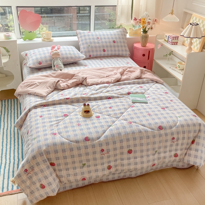 91家纺网 家纺一手货源 找家纺 老帅的工厂店 2025新款a类云感双层纱7a抗菌夏被床盖四件套 草莓格