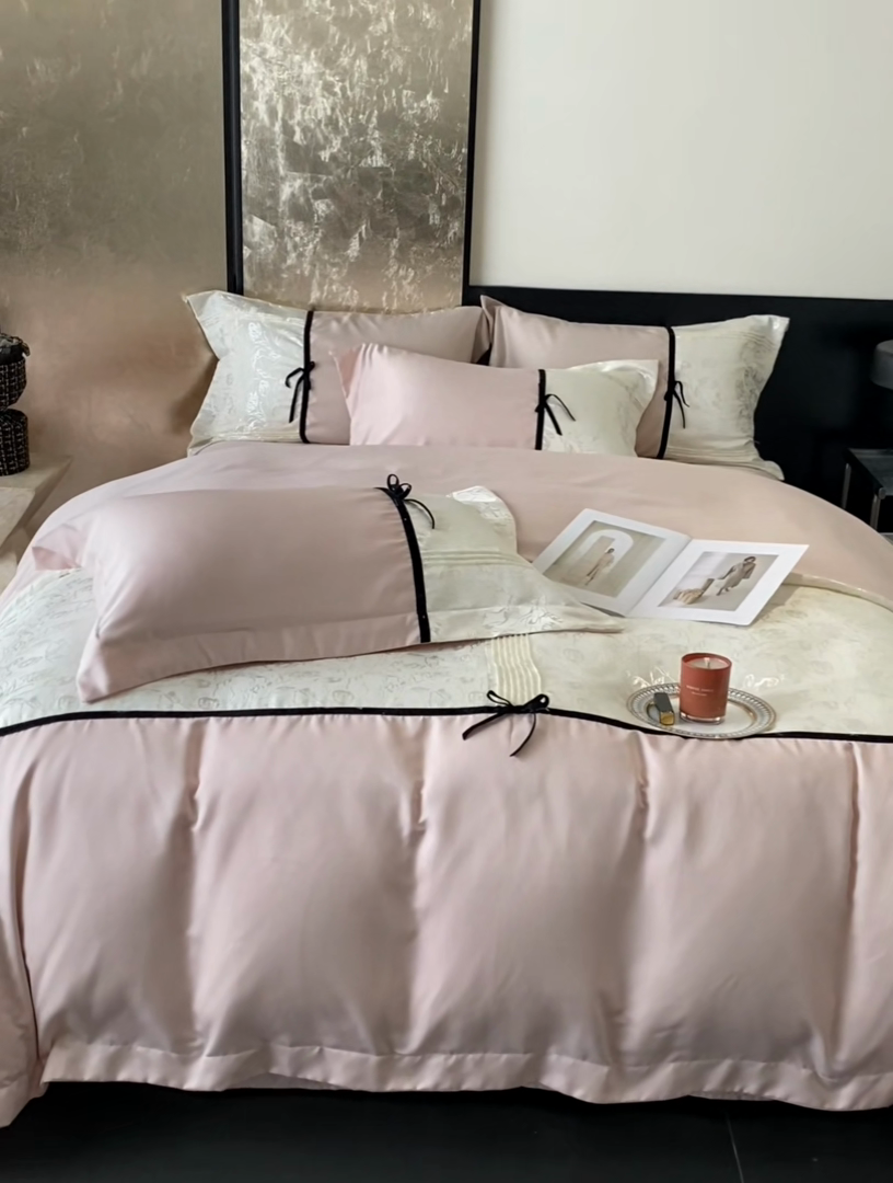 91家纺网 家纺一手货源 找家纺 优悦生活馆 2025年新款工艺款冰丝浮雕拼接四件套 璀璨之恋-粉