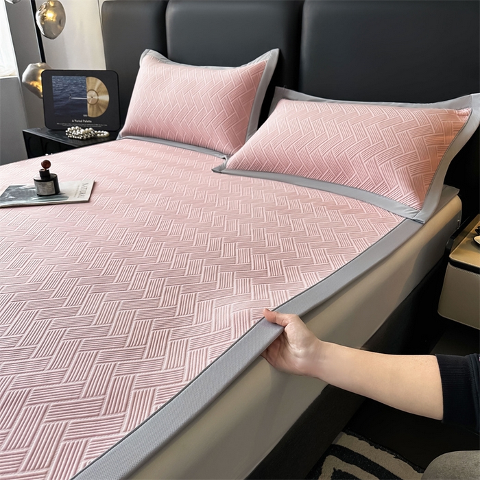 91家纺网 家纺一手货源 找家纺 雯豆家纺 2025夏季新款PE中分子凉感凉席三件套冰丝凉感席子纯色素色成人平铺绑带款 简尚-甜梦粉