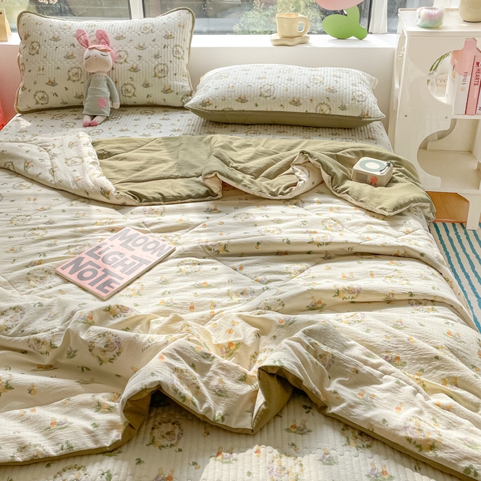 91家纺网 家纺一手货源 找家纺 老帅的工厂店 2025新款a类云感双层纱7a抗菌夏被床盖四件套 庄园兔