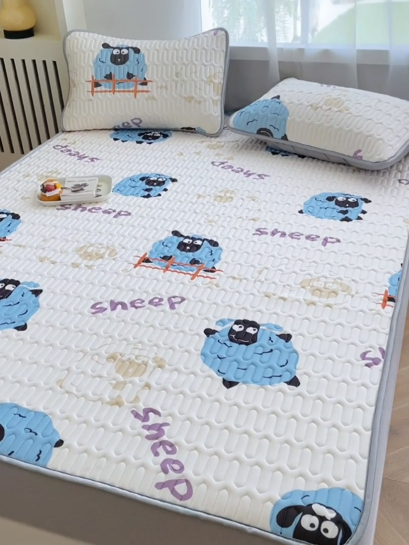 91家纺网 家纺一手货源 找家纺 布卢姆床垫 2025新款5mmA类乳胶凉席床笠套件夏被组合 小羊肖恩