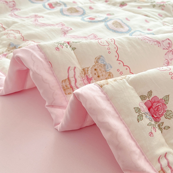 91家纺网 家纺一手货源 找家纺 西域种棉人·千百笠 2025新款A类新疆棉花夏凉被加宽包边水洗棉卡通印花吸湿透气棉花夏被空调被 凌香 泰迪熊