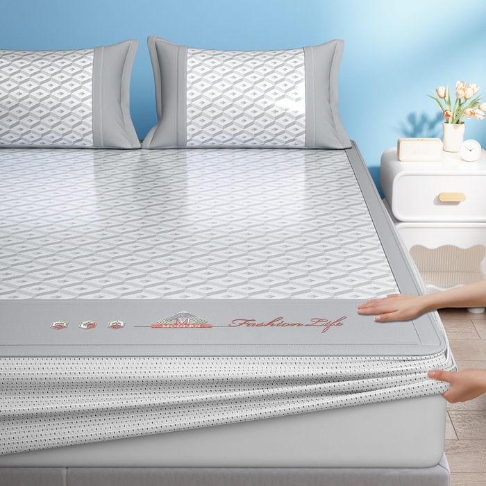 91家纺网 家纺一手货源 找家纺 鑫琪莱家纺 2025新款冰柔凉感丝凉席席子三件套 摩登立方-灰-床笠款