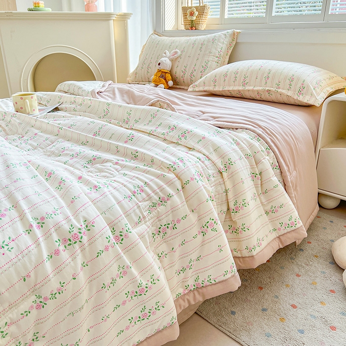 91家纺网 家纺一手货源 找家纺 西域种棉人·千百笠 2025新款A类新疆棉花夏凉被加宽包边水洗棉卡通印花吸湿透气棉花夏被空调被 凌香 紫藤花