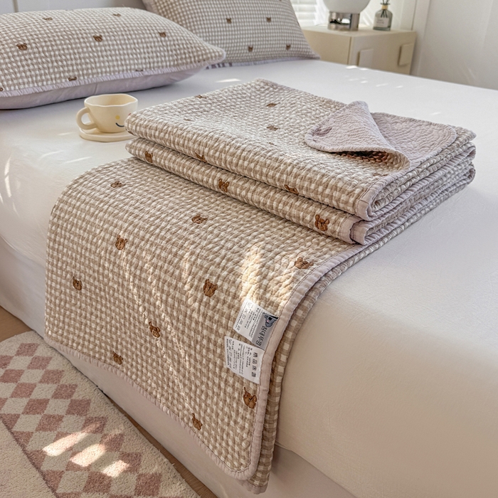 91家纺网 家纺一手货源 找家纺 宜梦家居【需要买家秀请联系老板】 2025新款双面纯棉夹层新疆棉花高温砂洗全棉床盖 呆萌熊咖